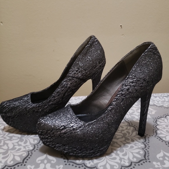 Heels - Picture 3 of 4
